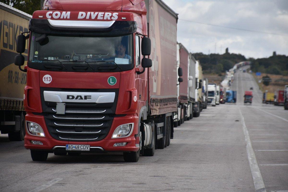 Edirne sınırında tır kuyrukları uzadı