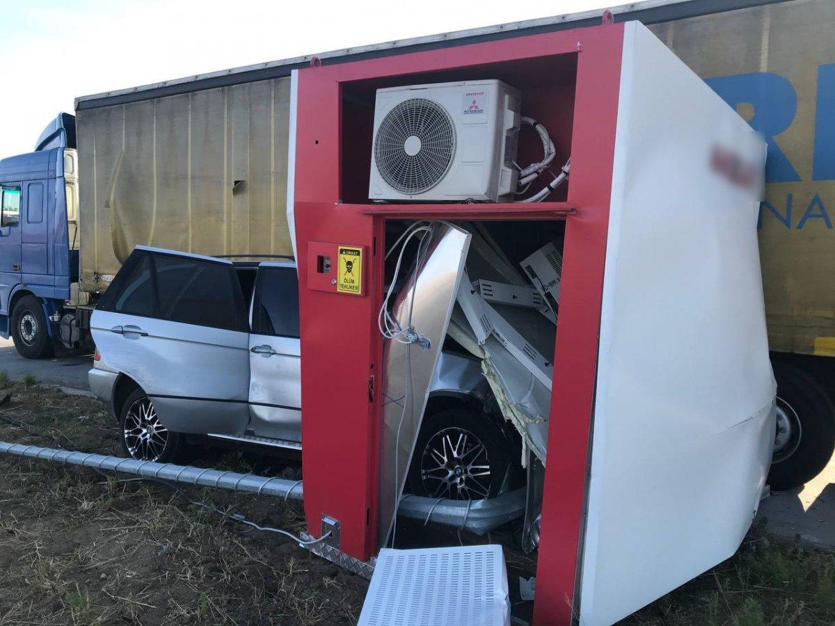 Edirne'de kontrolden çıkan araç ATM'ye girdi