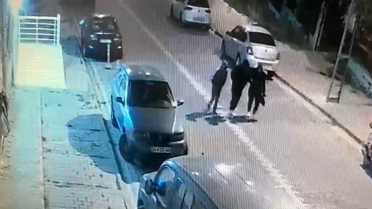 Esenyurt’ta eski sevgilisinin aracına boya sökücü döktü