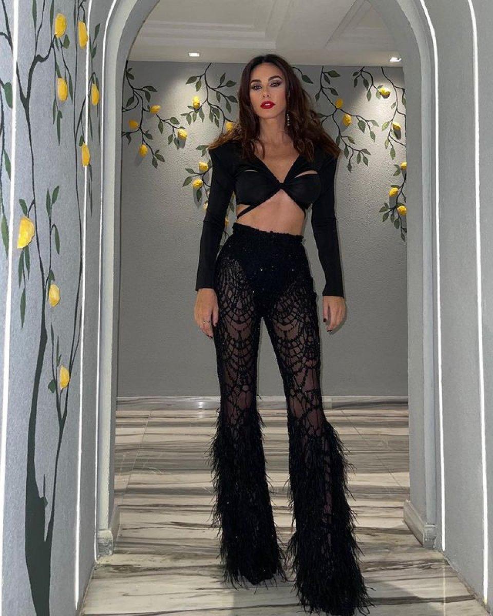 Defne Samyeli, sahne kıyafetini paylaştı