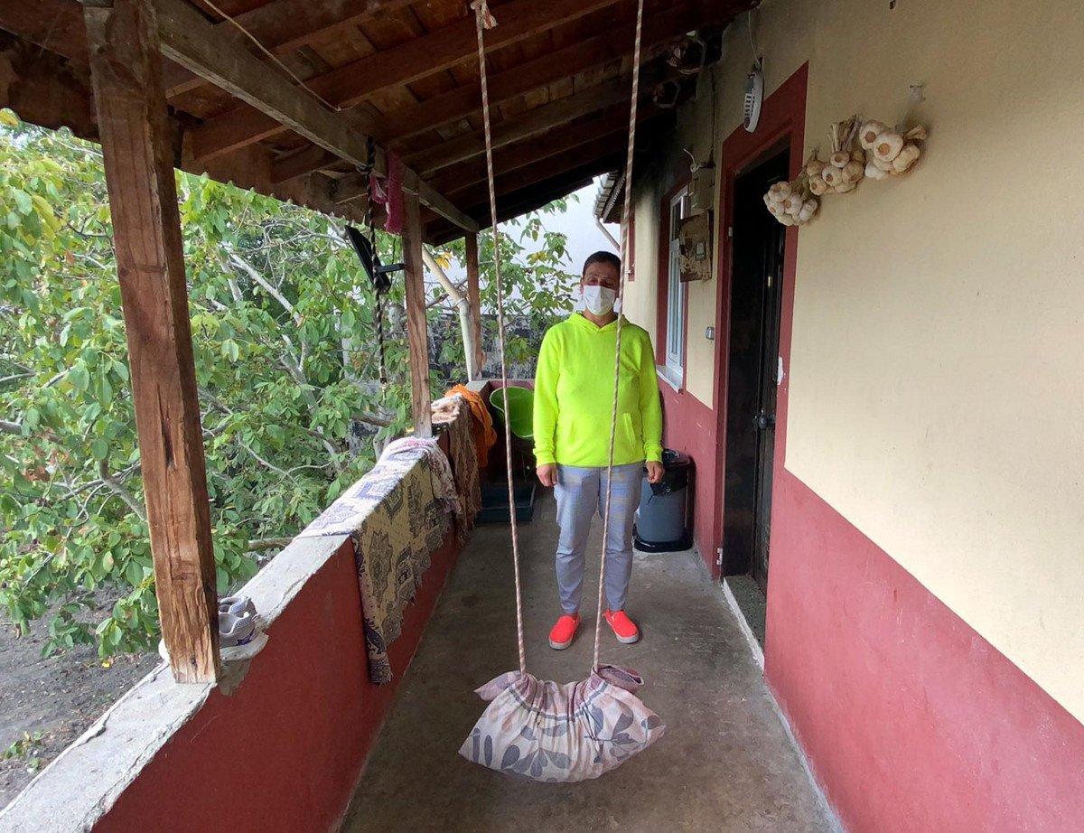 Tekirdağ’da, kedinin boğazına ip bağlayıp salıncağa astılar