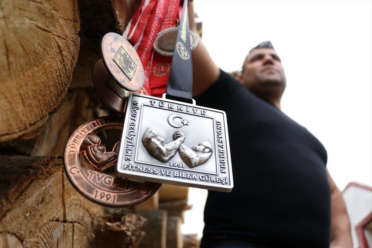 Milli sporcu tomruk taşıyarak şampiyonaya hazırlanıyor