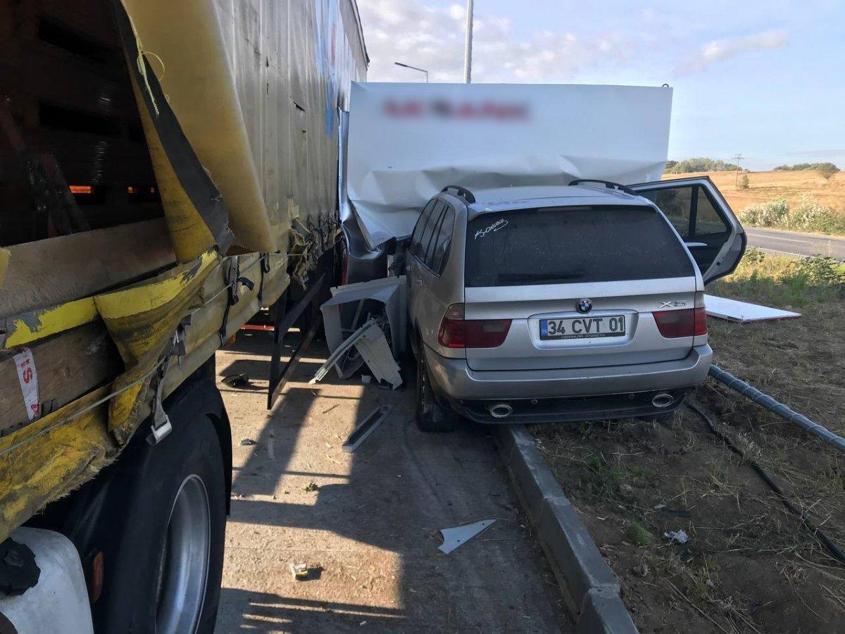 Edirne'de kontrolden çıkan araç ATM'ye girdi