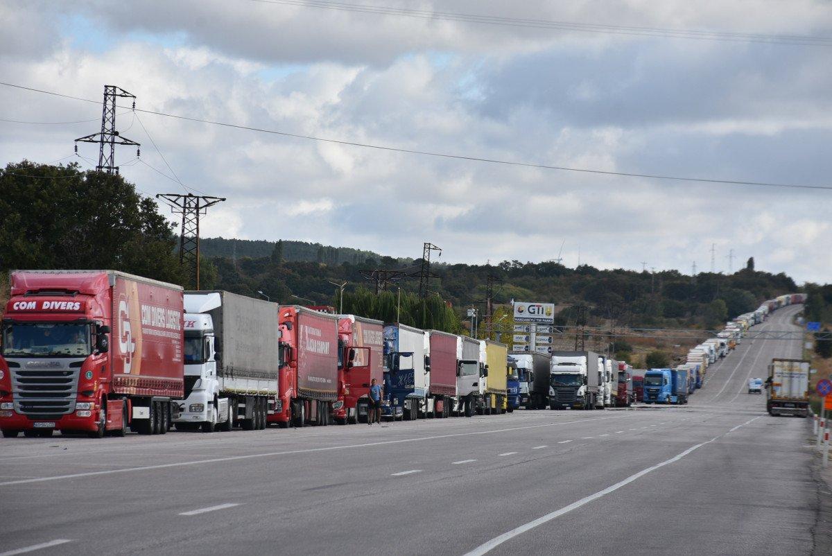 Edirne sınırında tır kuyrukları uzadı