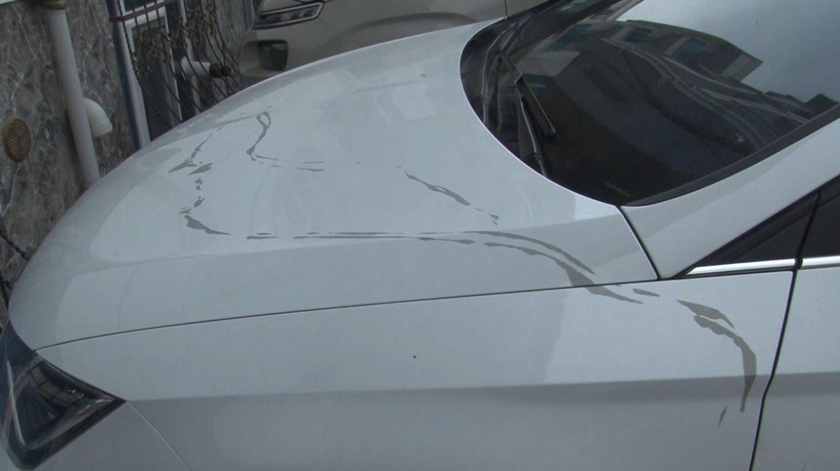 Esenyurt’ta eski sevgilisinin aracına boya sökücü döktü