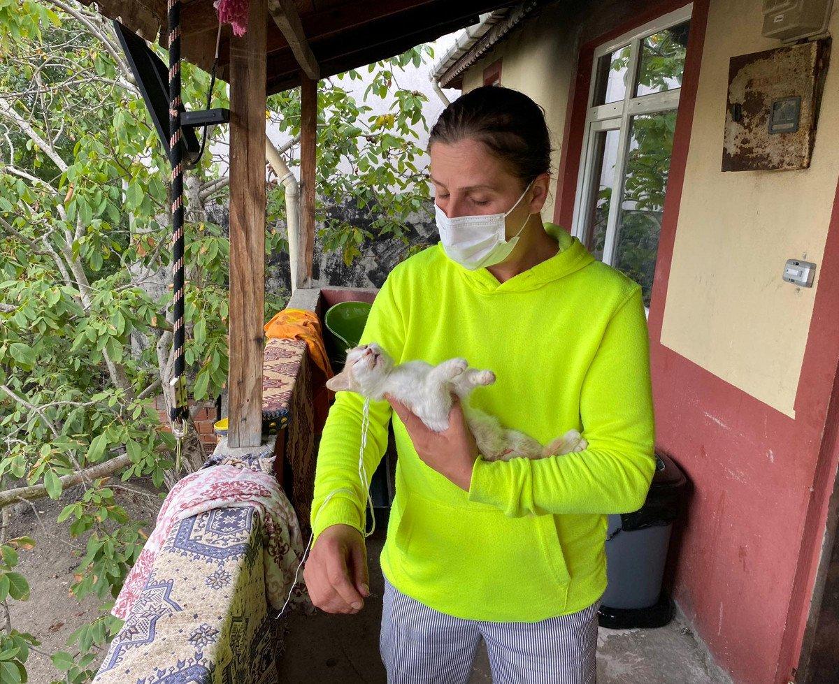 Tekirdağ’da, kedinin boğazına ip bağlayıp salıncağa astılar