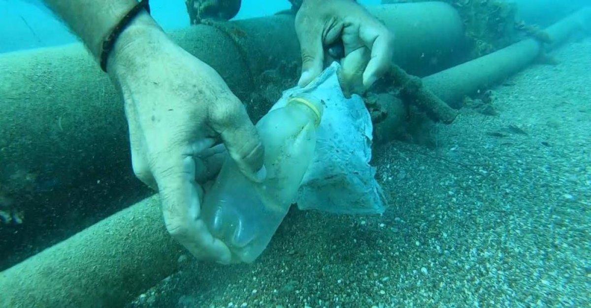 Antalya'da dalış yapan eğitmen, denizden 2 poşet çöp çıkarttı