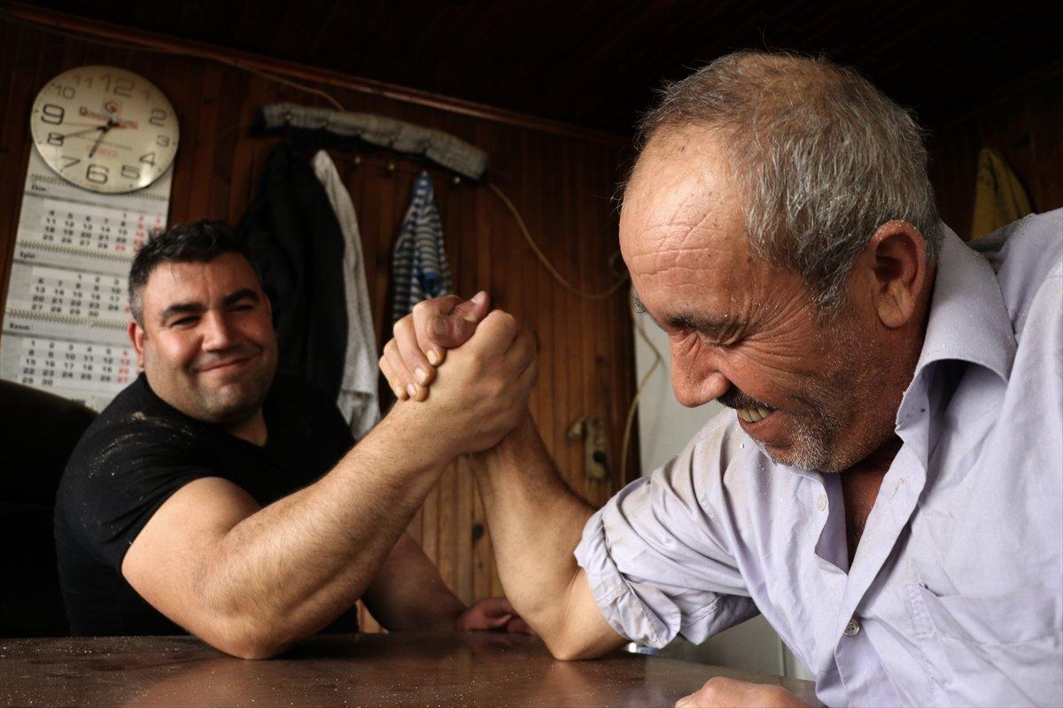 Milli sporcu tomruk taşıyarak şampiyonaya hazırlanıyor