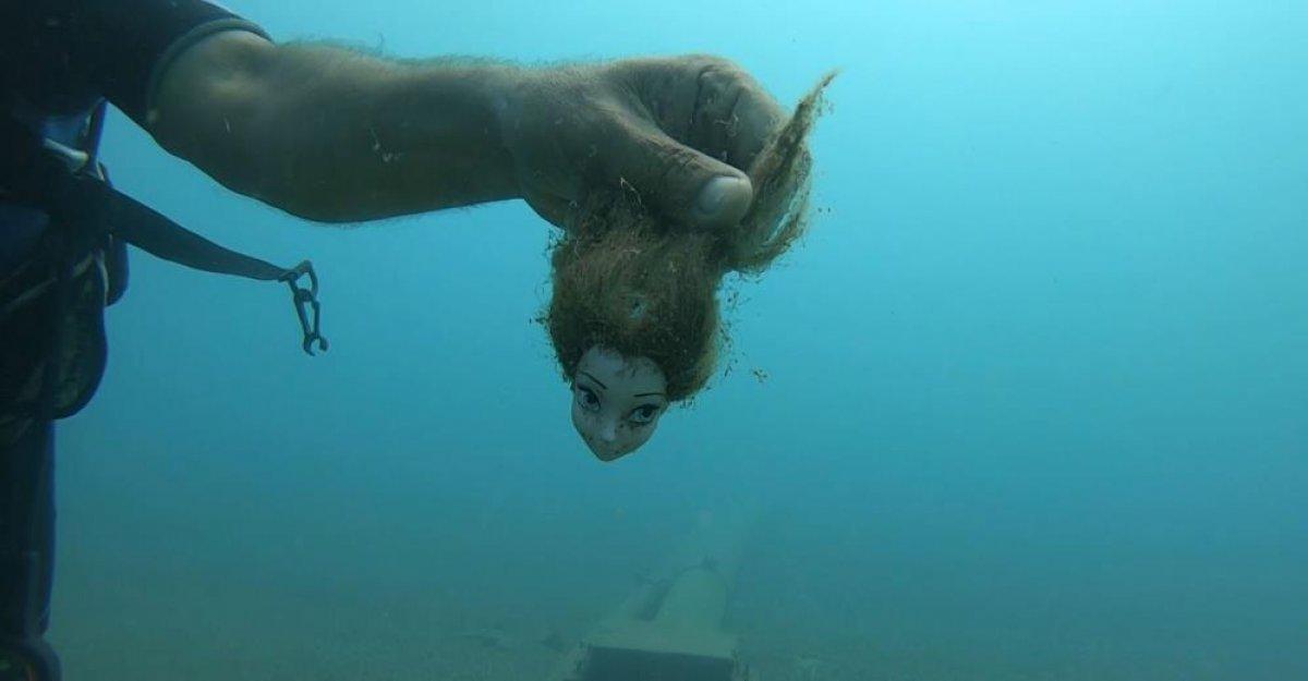 Antalya'da dalış yapan eğitmen, denizden 2 poşet çöp çıkarttı