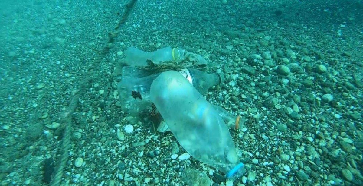 Antalya'da dalış yapan eğitmen, denizden 2 poşet çöp çıkarttı