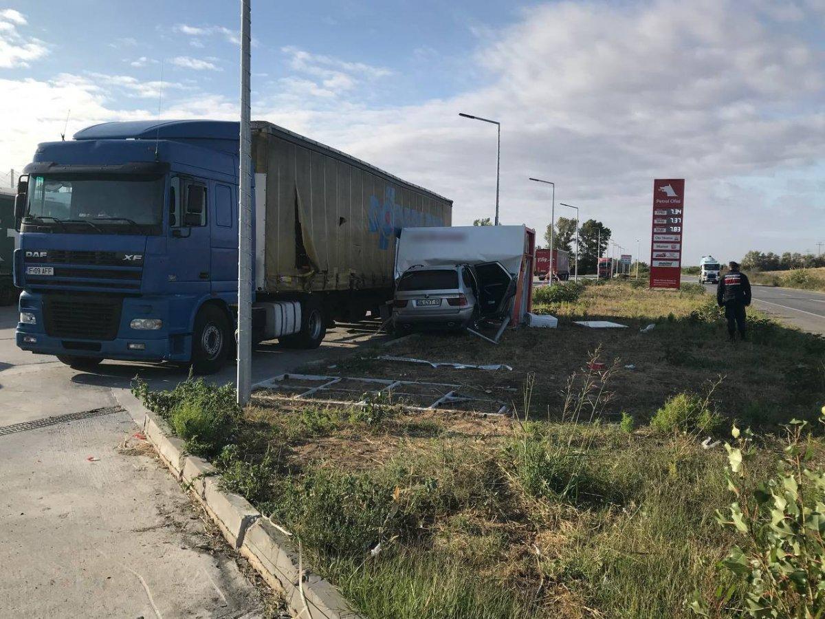 Edirne'de kontrolden çıkan araç ATM'ye girdi