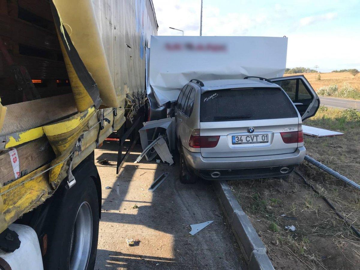 Edirne'de kontrolden çıkan araç ATM'ye girdi