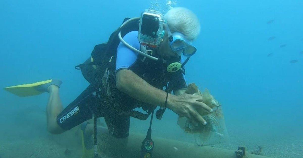 Antalya'da dalış yapan eğitmen, denizden 2 poşet çöp çıkarttı