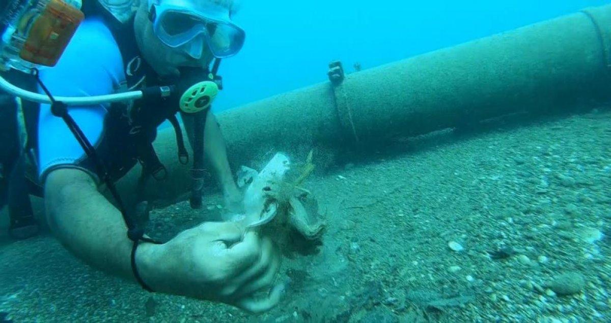 Antalya'da dalış yapan eğitmen, denizden 2 poşet çöp çıkarttı