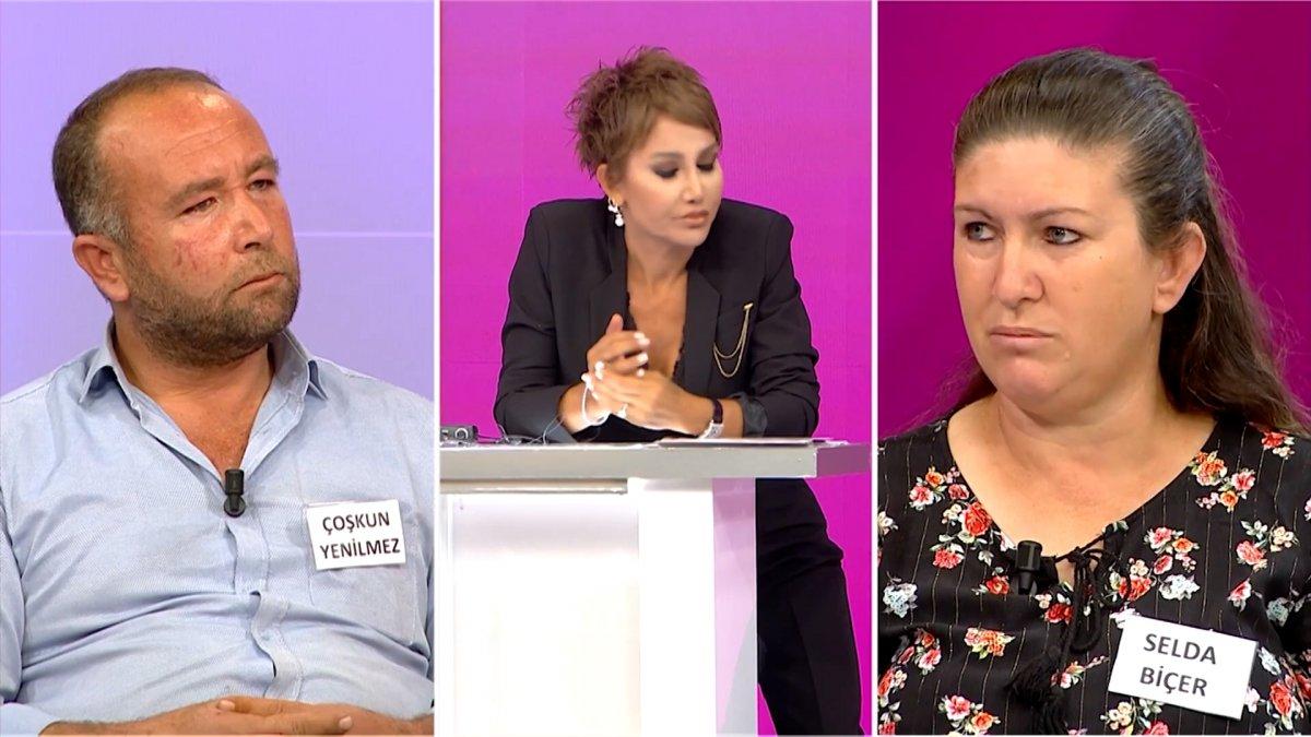 Boşanmak için çıktığı programda, yasak aşkı tarafından terk edildi