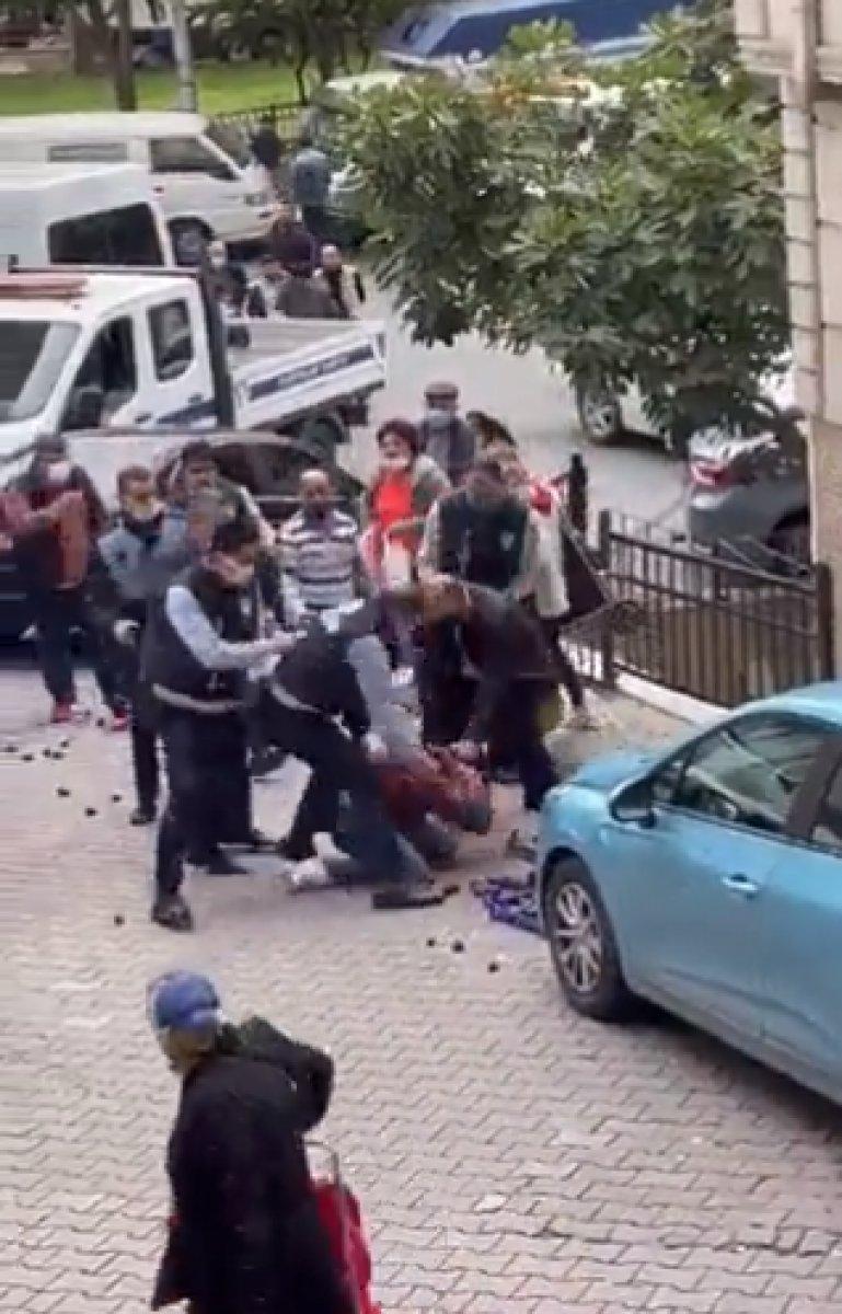 Kağıthane'de tekme atan satıcıya zabıtanın sert müdahalesi
