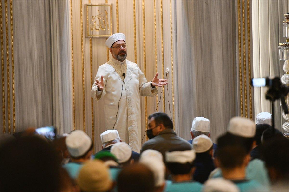 Diyanet İşleri Başkanı Ali Erbaş, sabah namazında gençlerle bir araya geldi