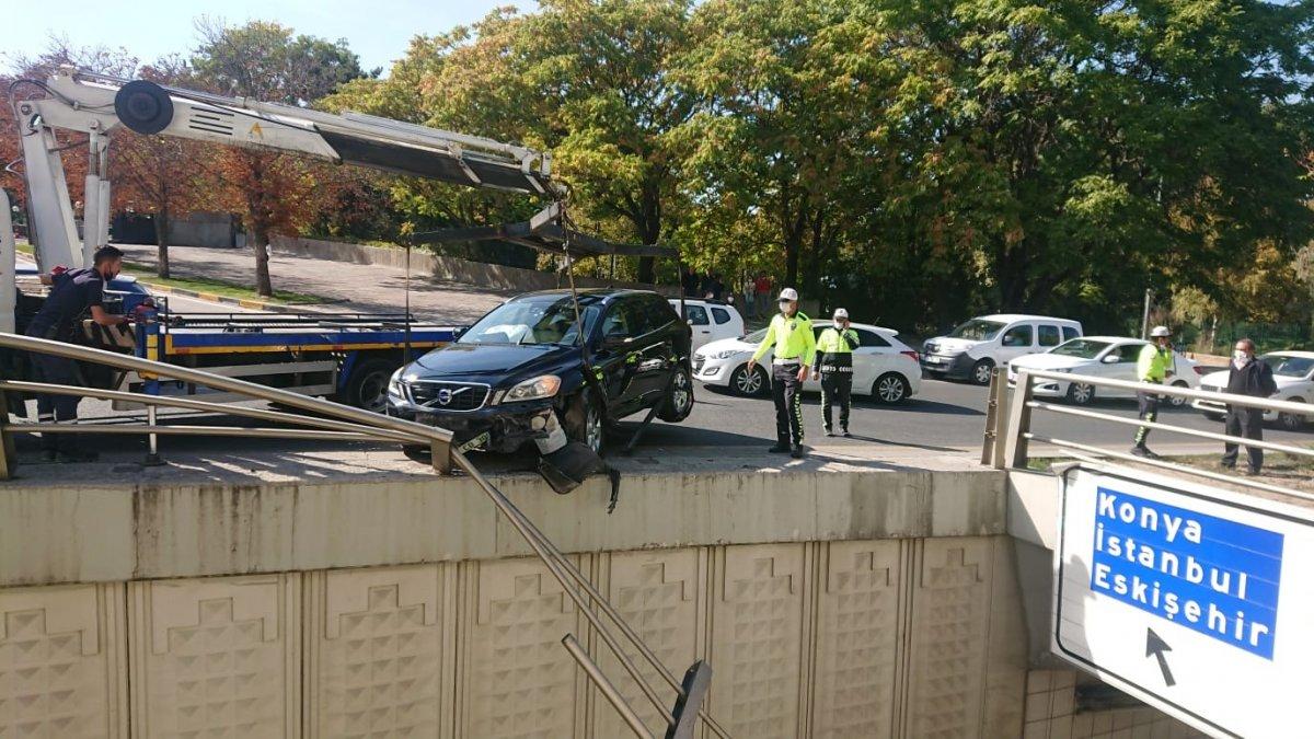 Ankara’da kaza yapan otomobil, bariyerlerden düşmekten kıl payı kurtuldu