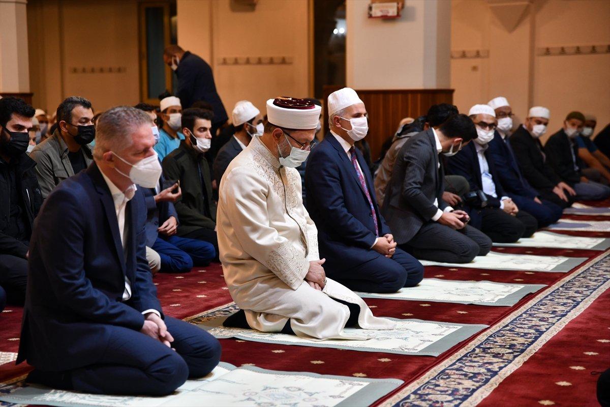 Diyanet İşleri Başkanı Ali Erbaş, sabah namazında gençlerle bir araya geldi