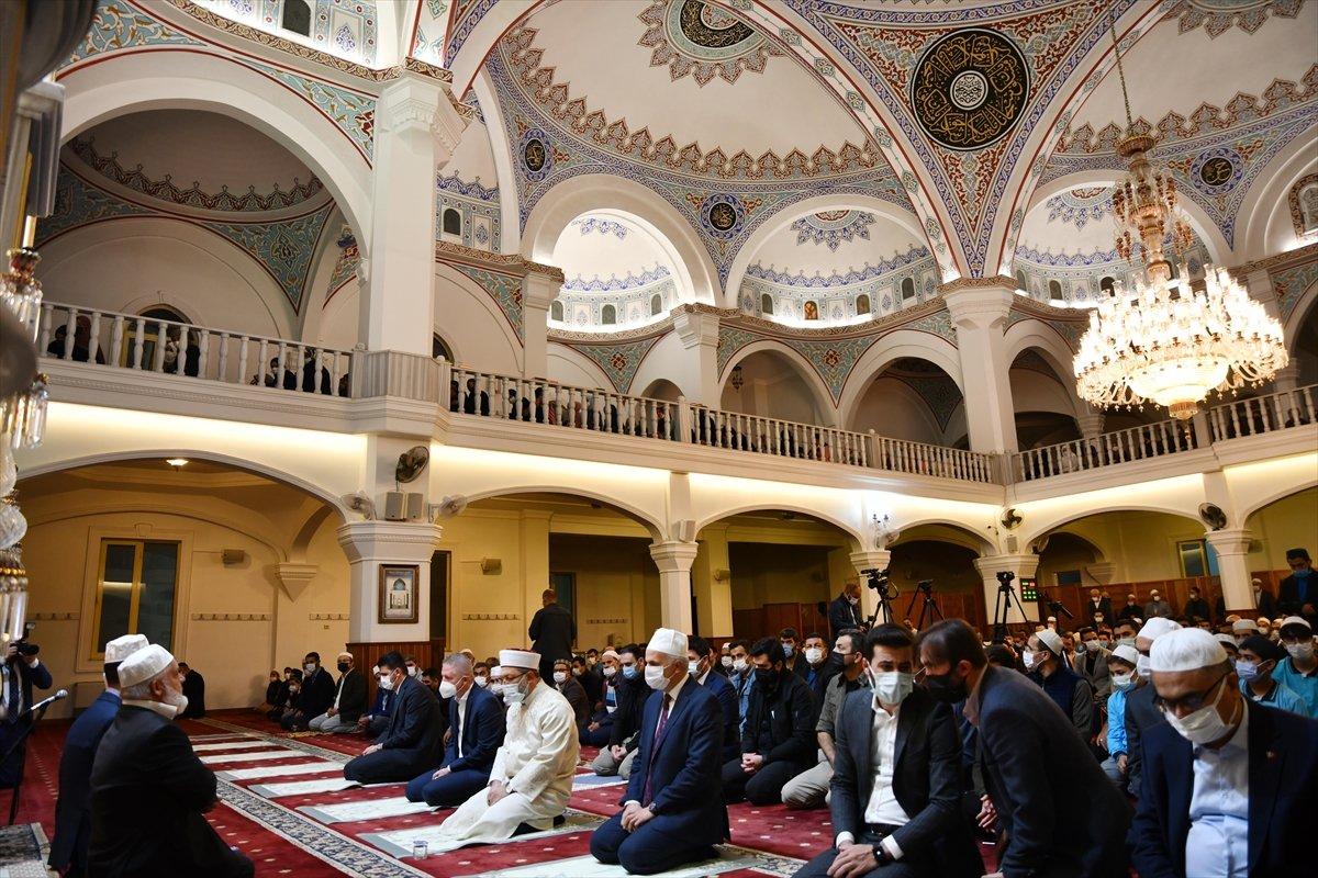 Diyanet İşleri Başkanı Ali Erbaş, sabah namazında gençlerle bir araya geldi