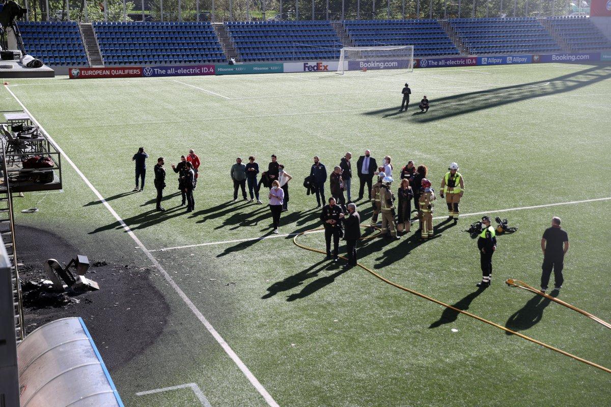 Andorra-İngiltere maçı öncesi VAR monitörü patladı