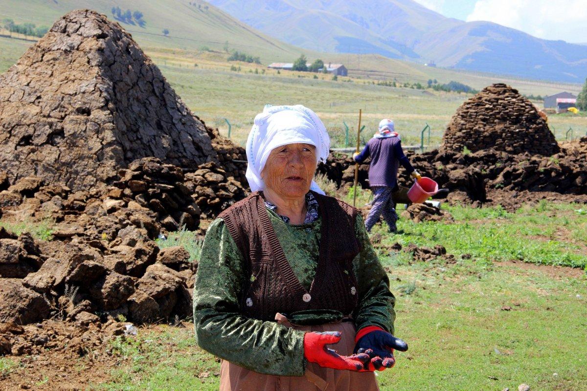 Bayburtlular tezekten vazgeçemiyor