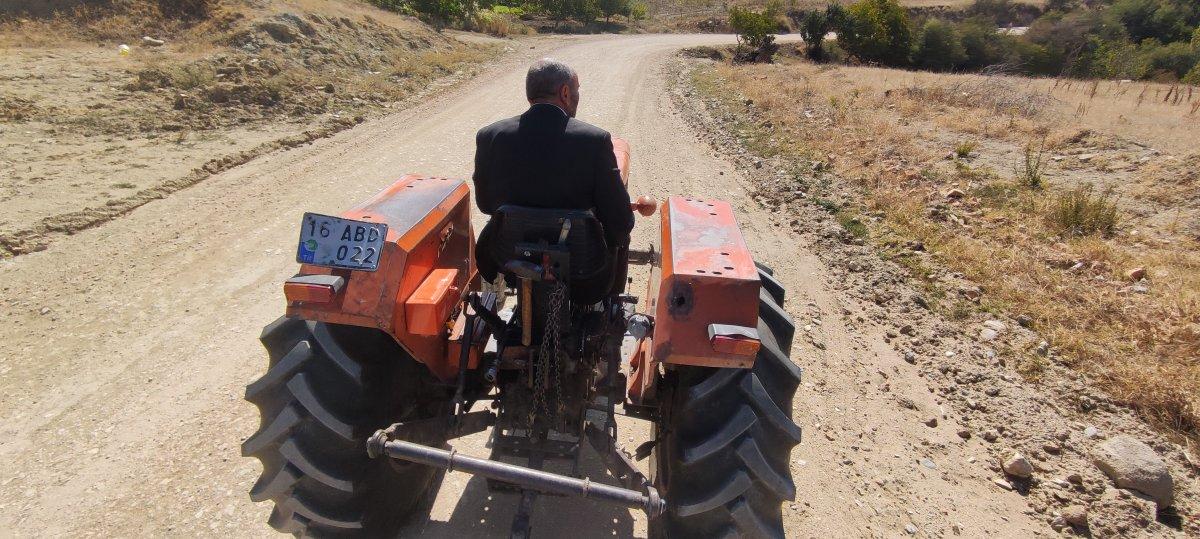 Bursa'da böbrek taşını bozuk yolda traktöre binerek düşürüyorlar