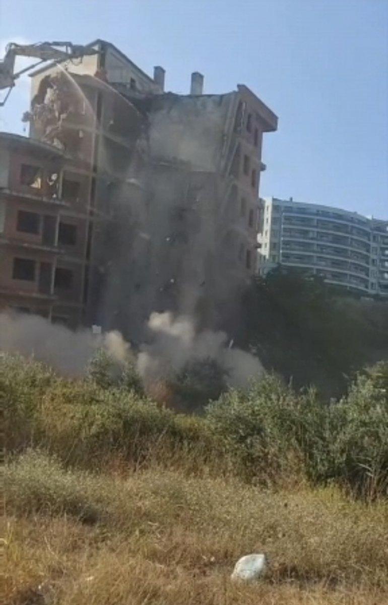 Bursa’da bina, kepçenin dokunmasıyla kendiliğinden yıkıldı