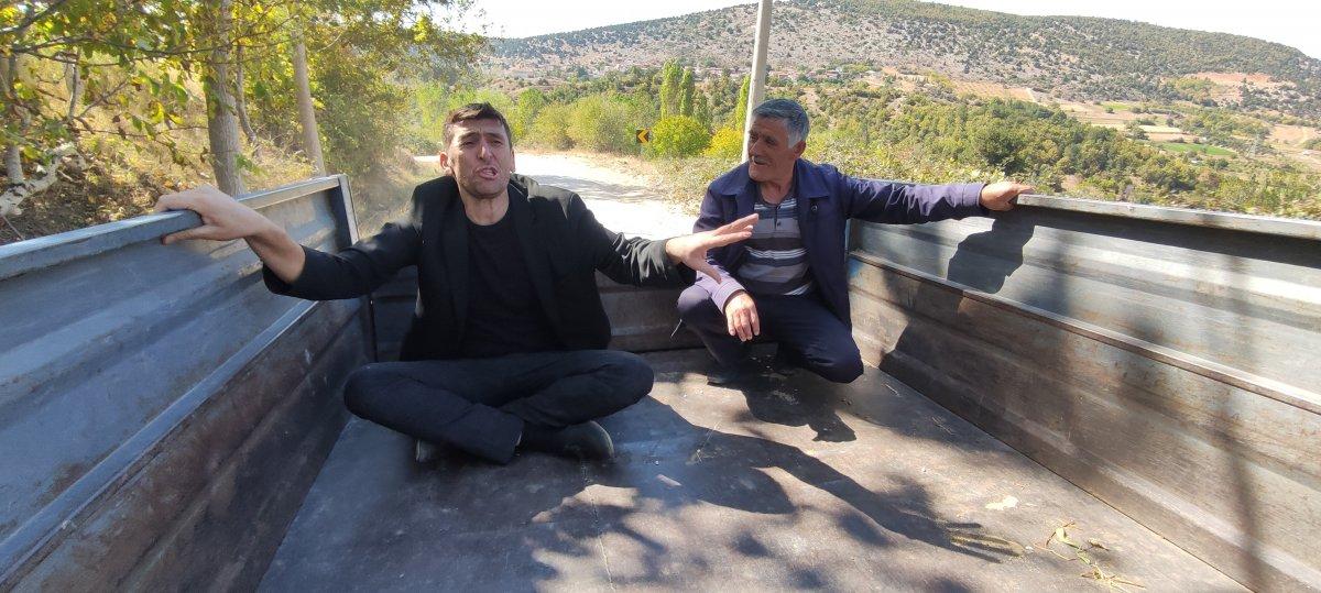 Bursa'da böbrek taşını bozuk yolda traktöre binerek düşürüyorlar