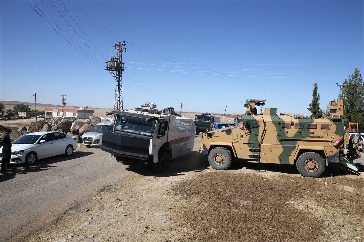 Şanlıurfa'da kaçak elektrik kullananlara yapılan denetimde lastik yakıldı