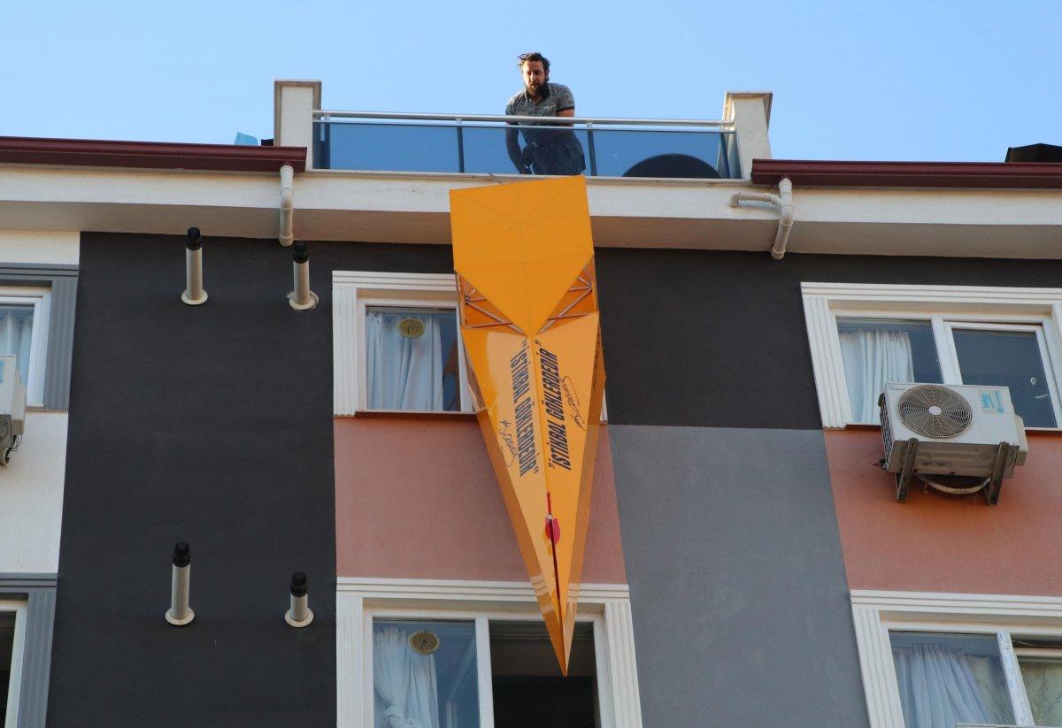 Denizli'de evinde uçak gövdesi yaparak, balkonundan aşağıya indirdi