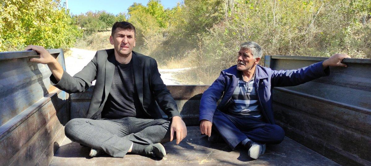 Bursa'da böbrek taşını bozuk yolda traktöre binerek düşürüyorlar