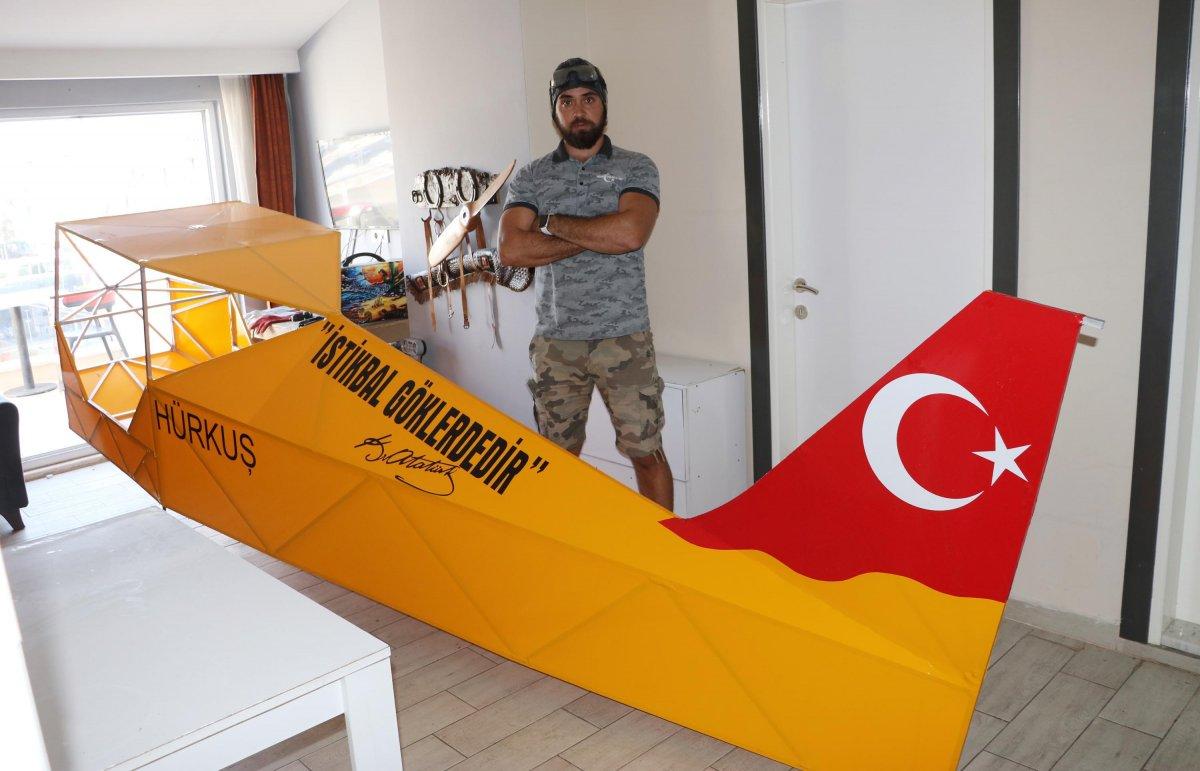 Denizli'de evinde uçak gövdesi yaparak, balkonundan aşağıya indirdi