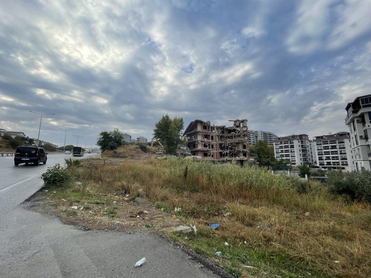 Bursa’da bina, kepçenin dokunmasıyla kendiliğinden yıkıldı