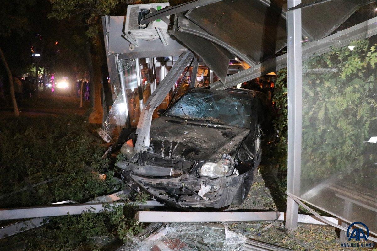 Isparta'da otomobil otobüs durağına çarptı: 5 kişi yaralandı