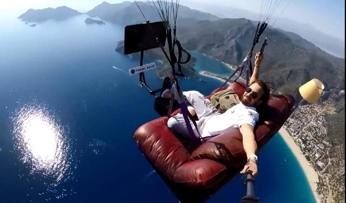 Denizli'de evinde uçak gövdesi yaparak, balkonundan aşağıya indirdi