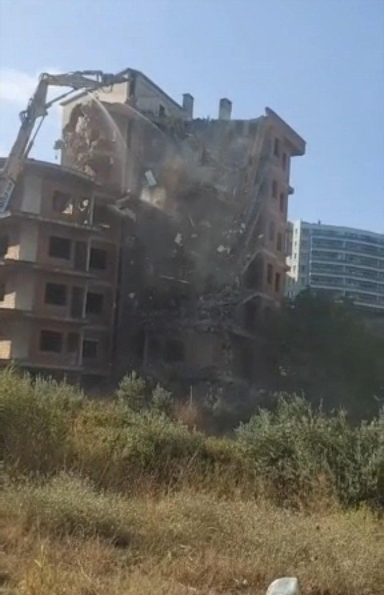 Bursa’da bina, kepçenin dokunmasıyla kendiliğinden yıkıldı