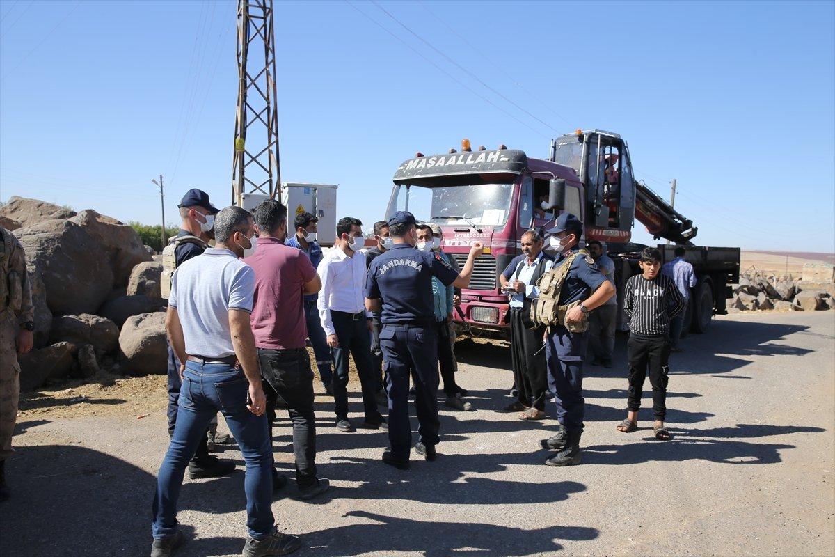 Şanlıurfa'da kaçak elektrik kullananlara yapılan denetimde lastik yakıldı