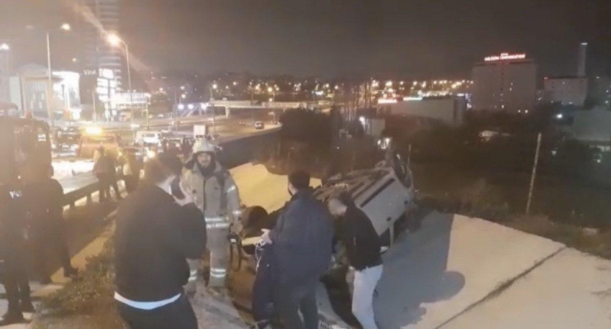 Avcılar'da refüje çıkan araç takla attı