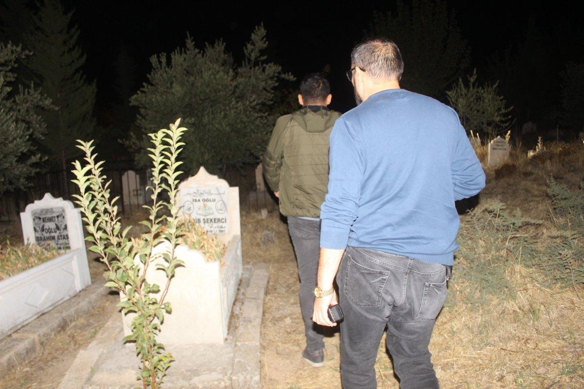 Adıyaman'da polisler ihbar üzerine mezarlıkta arama yaptı