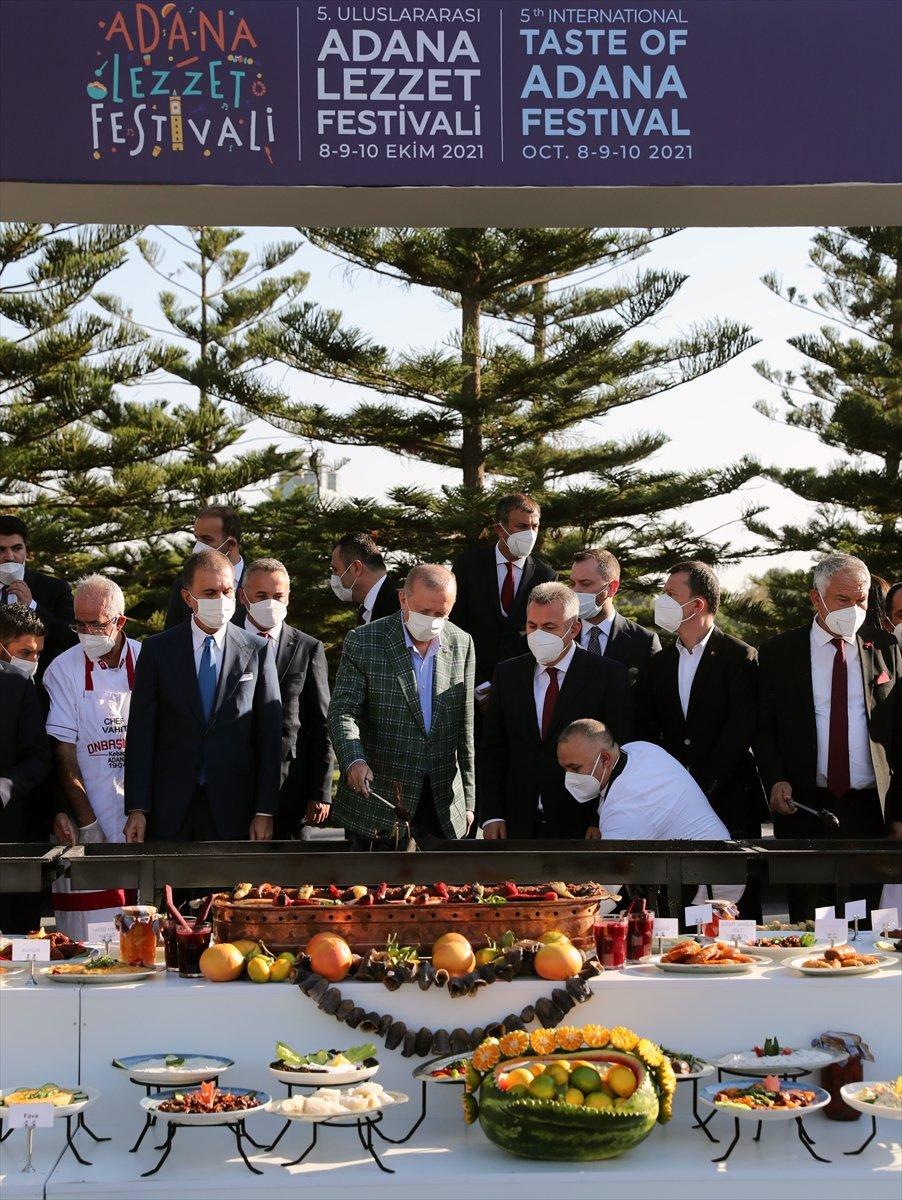 Cumhurbaşkanı Erdoğan lezzet festivalinde mangalın başına geçti