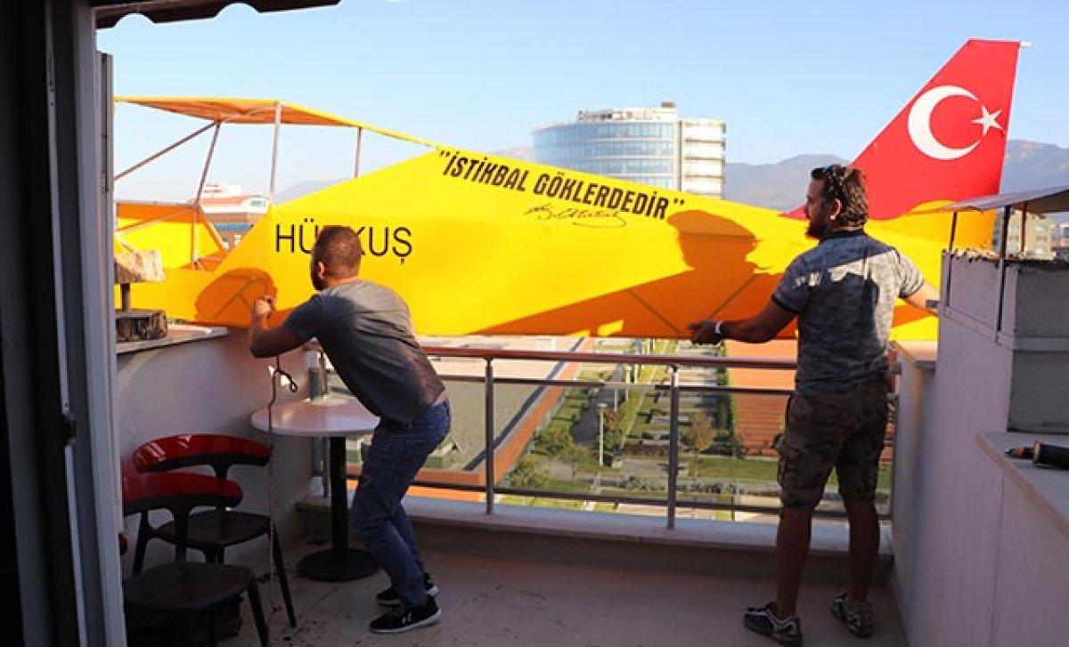 Denizli'de evinde uçak gövdesi yaparak, balkonundan aşağıya indirdi