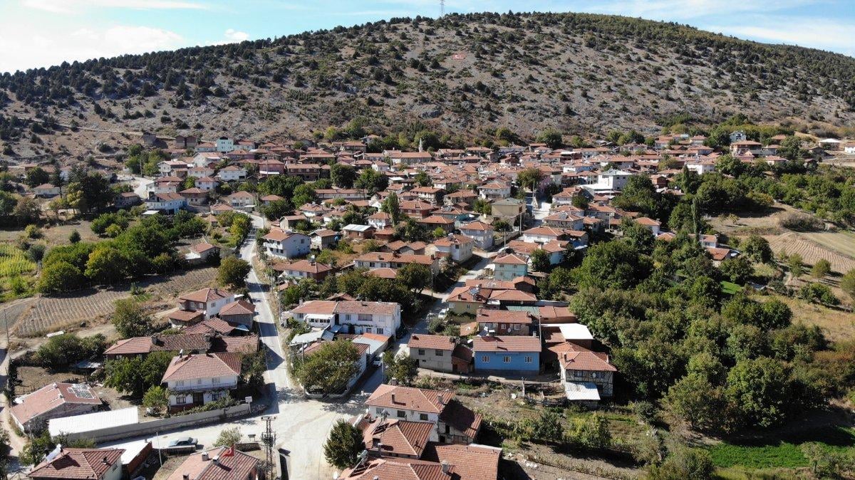 Bursa'da böbrek taşını bozuk yolda traktöre binerek düşürüyorlar