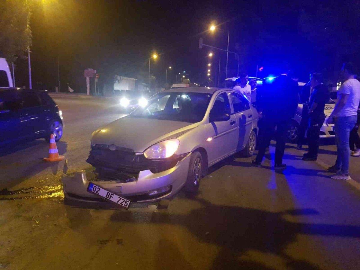 Adıyaman'da kavşakta iki otomobil çarpıştı: 2 yaralı