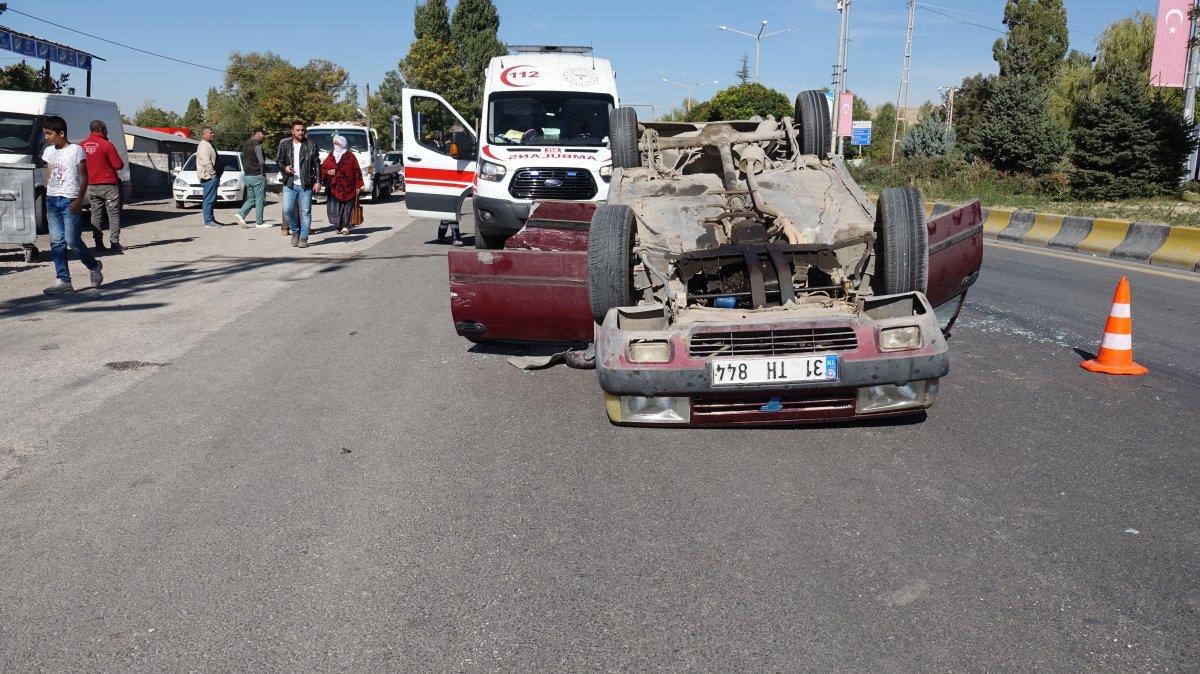 Van’da 2 otomobil çarpıştı: 8 yaralı