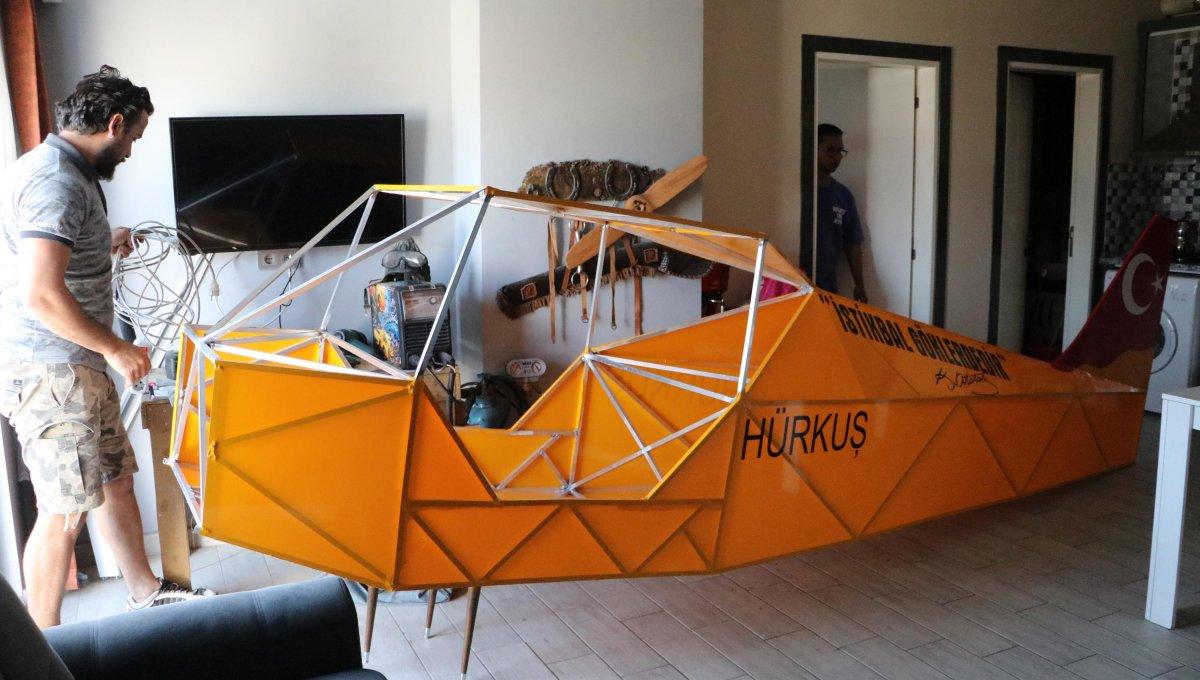 Denizli'de evinde uçak gövdesi yaparak, balkonundan aşağıya indirdi