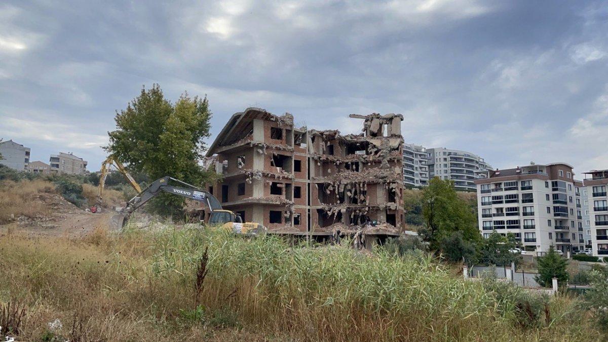 Bursa’da bina, kepçenin dokunmasıyla kendiliğinden yıkıldı