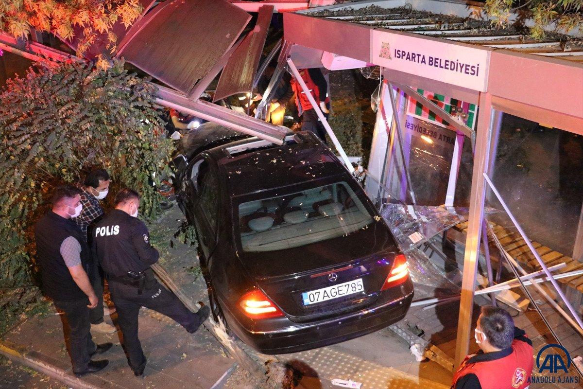 Isparta'da otomobil otobüs durağına çarptı: 5 kişi yaralandı