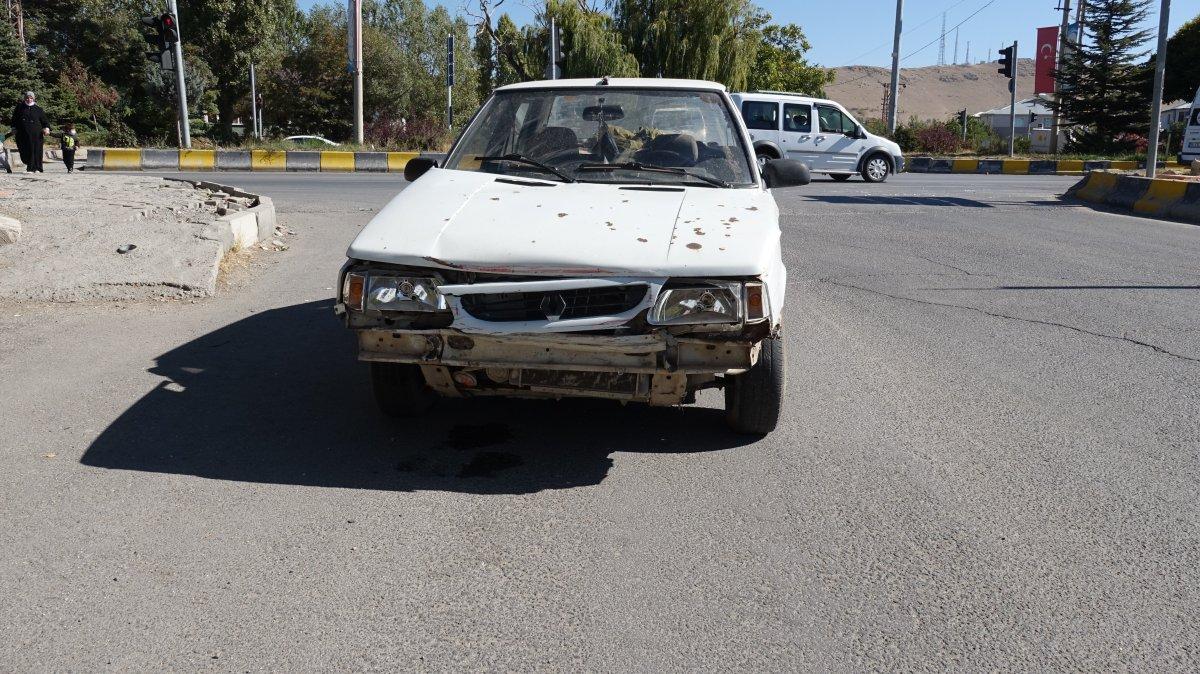 Van’da 2 otomobil çarpıştı: 8 yaralı