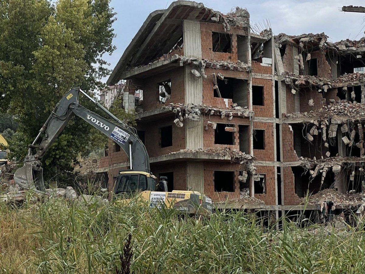 Bursa’da bina, kepçenin dokunmasıyla kendiliğinden yıkıldı